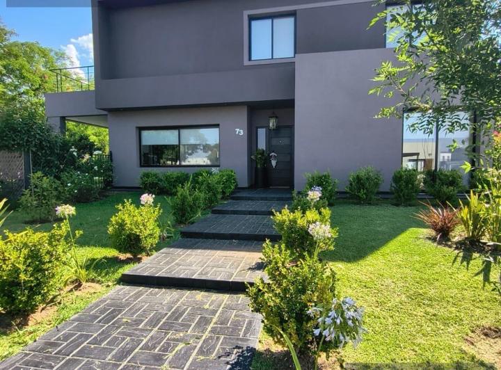 Casa · 490m² · 4 Ambientes · 4 Cocheras