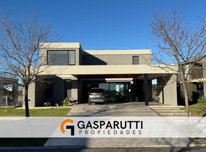 Casa · 240m² · 4 Ambientes · 6 Cocheras