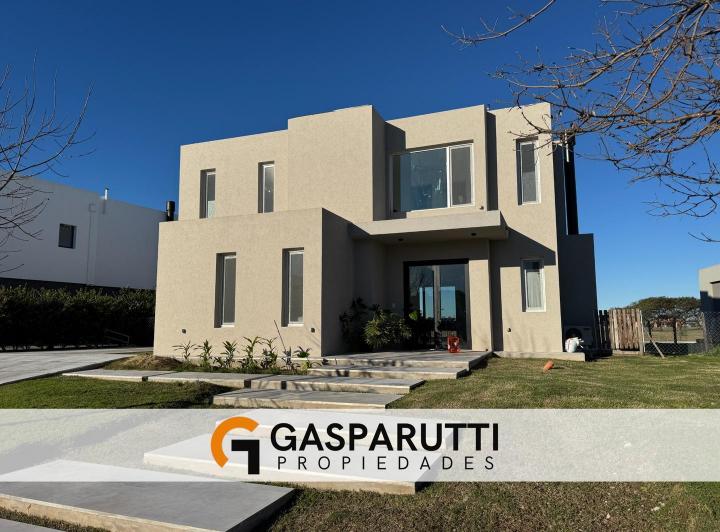 Casa · 220m² · 4 Ambientes · 6 Cocheras