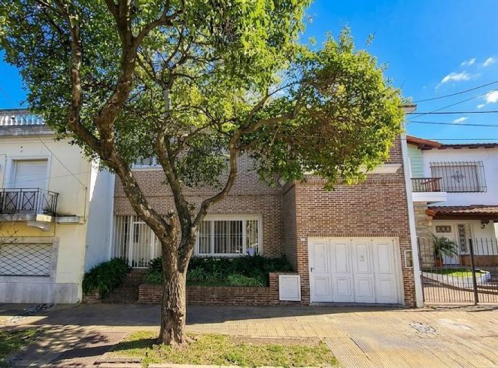 Casa · 210m² · 4 Ambientes · 1 Cochera