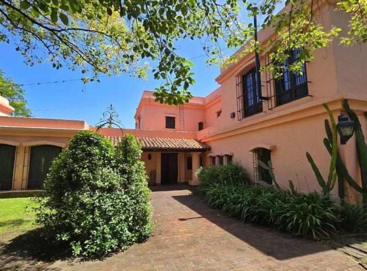Casa · 392m² · 9 Ambientes · 2 Cocheras