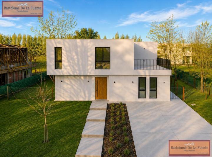 Casa · 250m² · 6 Ambientes · 3 Cocheras