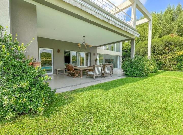 Casa · 340m² · 5 Ambientes · 4 Cocheras