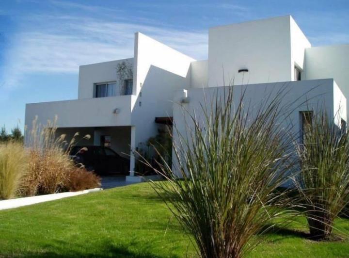 Casa · 350m² · 4 Ambientes · 2 Cocheras
