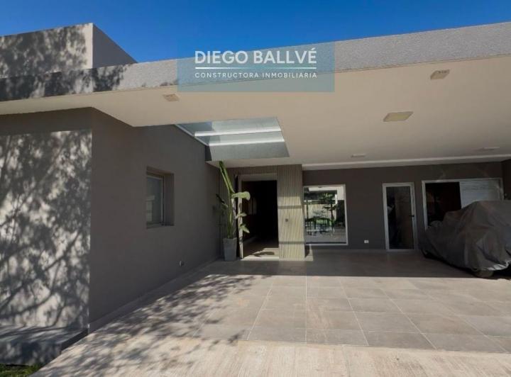 Casa · 202m² · 6 Ambientes · 2 Cocheras