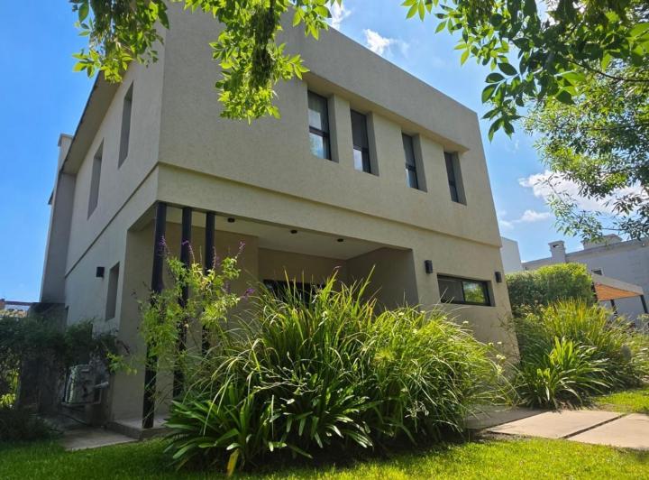 Casa · 155m² · 4 Ambientes · 6 Cocheras