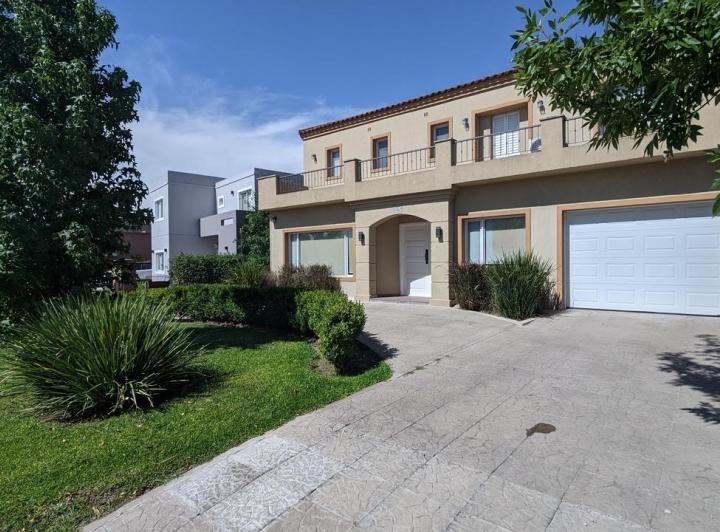 Casa · 218m² · 5 Ambientes · 1 Cochera