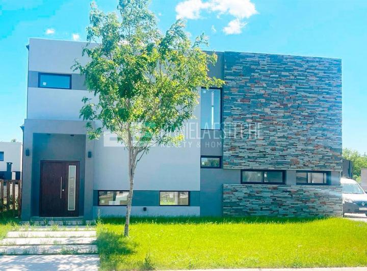 Casa · 168m² · 5 Ambientes · 2 Cocheras