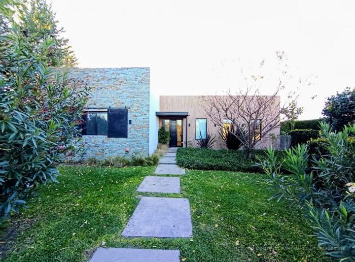 Casa · 93m² · 3 Ambientes · 2 Cocheras