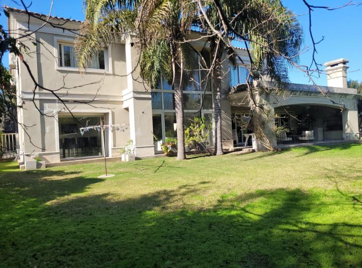 Casa · 375m² · 3 Dormitorios · 3 Cocheras