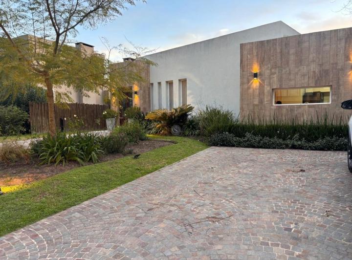 Casa · 162m² · 4 Ambientes · 1 Cochera