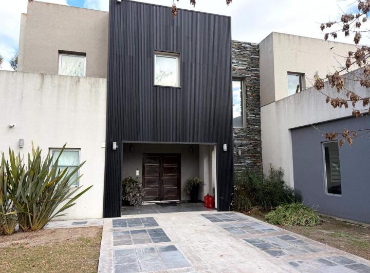Casa · 353m² · 5 Ambientes · 4 Cocheras