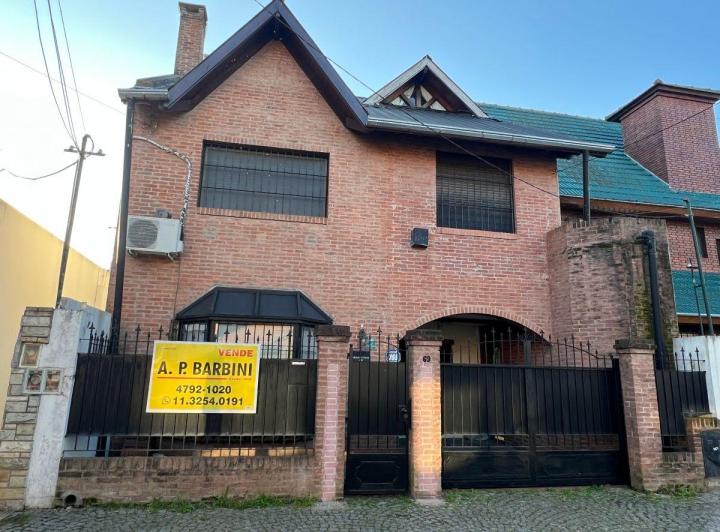 Casa · 214m² · 5 Ambientes · 1 Cochera