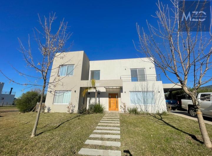Casa · 165m² · 4 Ambientes · 6 Cocheras
