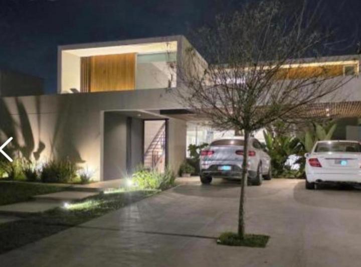Casa · 230m² · 5 Ambientes · 4 Cocheras