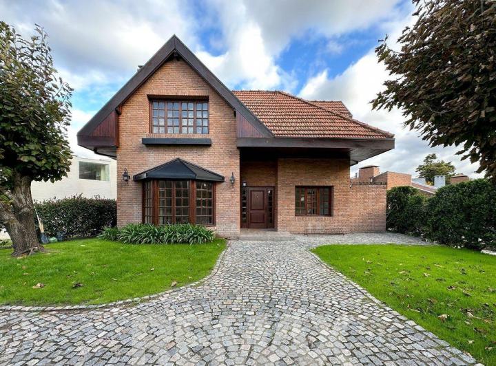 Casa · 215m² · 6 Ambientes · 3 Cocheras