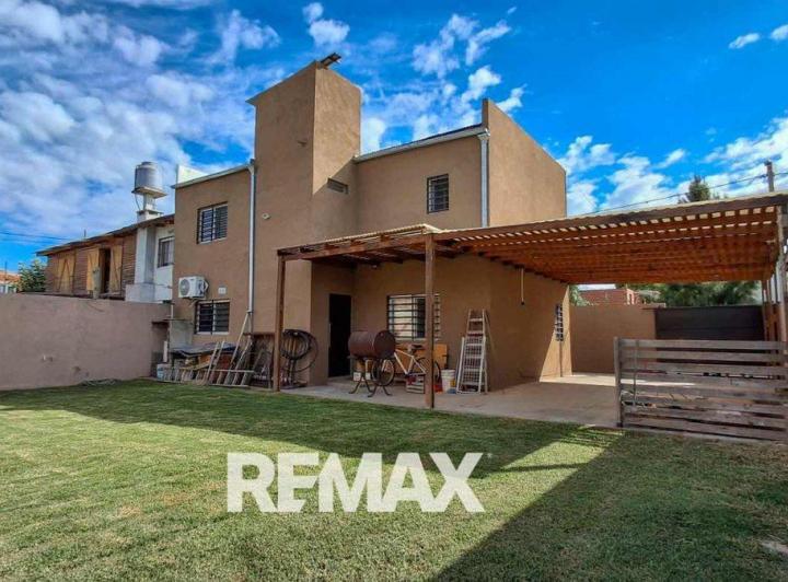 Casa · 130m² · 4 Ambientes · 3 Cocheras