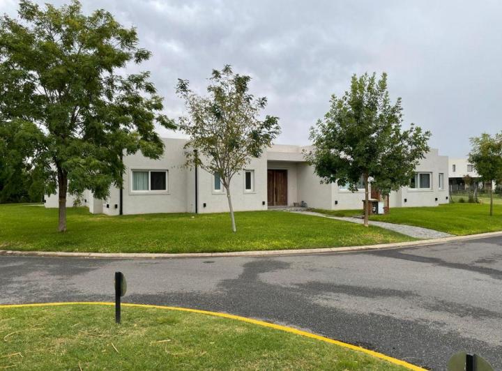 Casa · 220m² · 4 Ambientes · 2 Cocheras