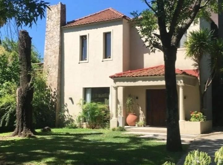 Casa · 220m² · 4 Ambientes · 7 Cocheras