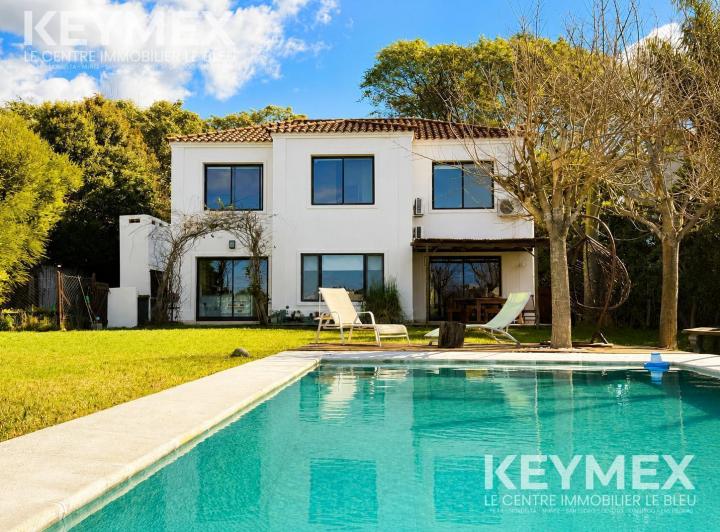 Casa · 208m² · 5 Ambientes · 4 Cocheras