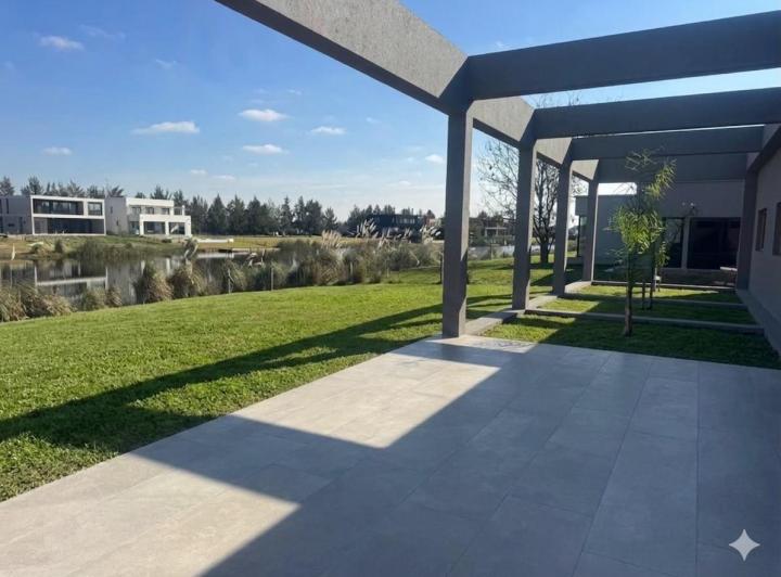 Casa · 185m² · 5 Ambientes · 6 Cocheras