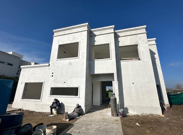 Casa · 300m² · 4 Ambientes · 2 Cocheras