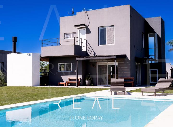 Casa · 150m² · 5 Ambientes · 3 Cocheras