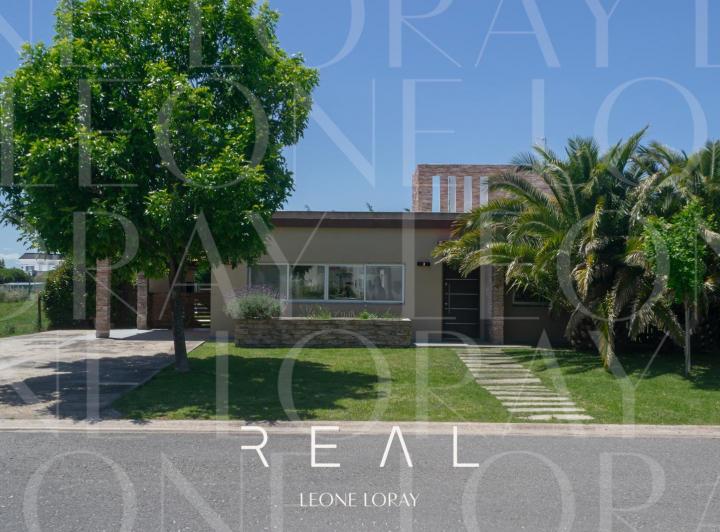 Casa · 160m² · 4 Ambientes · 3 Cocheras