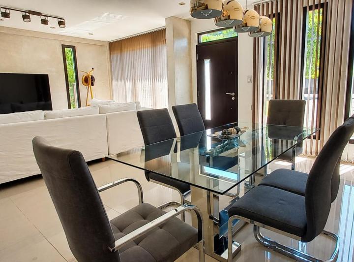 Casa · 125m² · 5 Ambientes · 4 Cocheras