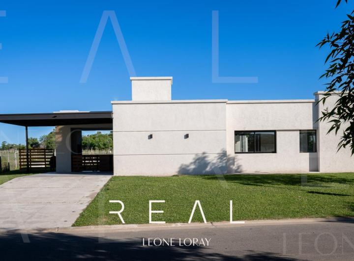 Casa · 250m² · 4 Ambientes · 3 Cocheras