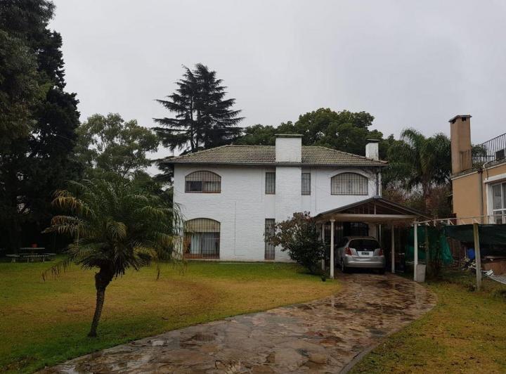 Casa · 240m² · 4 Ambientes · 1 Cochera