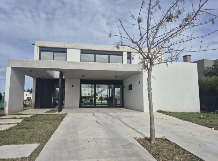 Casa · 220m² · 5 Ambientes · 2 Cocheras
