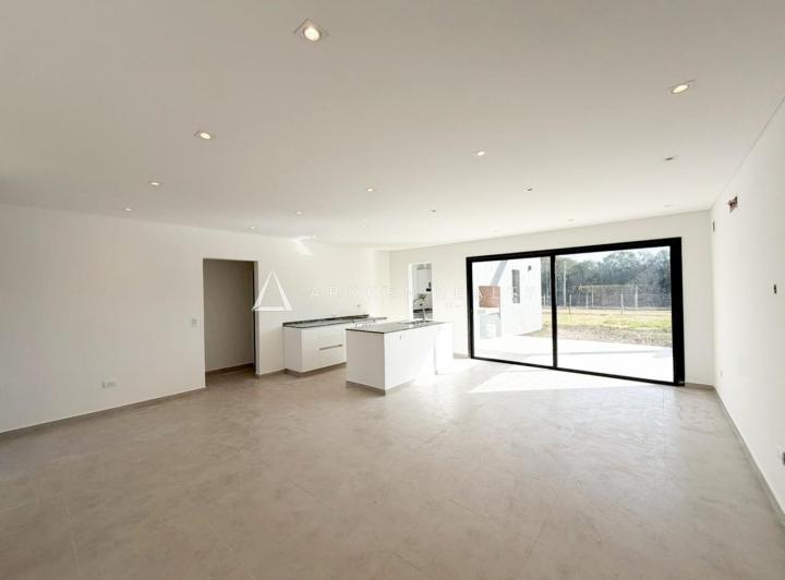 Casa · 185m² · 4 Ambientes · 2 Cocheras