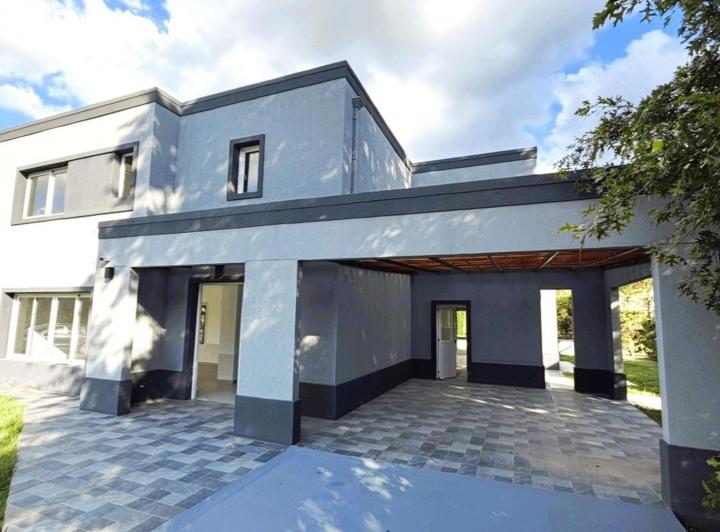 Casa · 220m² · 4 Ambientes · 3 Cocheras