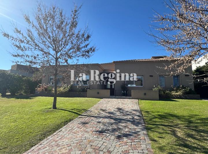 Casa · 240m² · 3 Dormitorios · 3 Cocheras