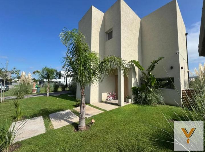 Casa · 200m² · 4 Ambientes · 2 Cocheras