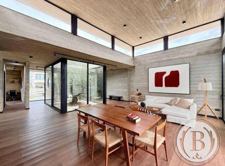 Casa · 218m² · 4 Ambientes · 2 Cocheras