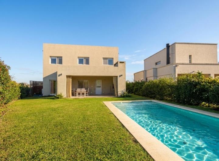 Casa · 160m² · 4 Ambientes · 2 Cocheras