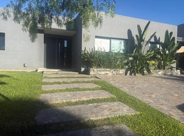 Casa · 142m² · 5 Ambientes · 3 Cocheras