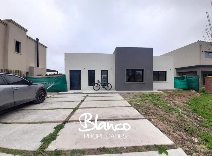 Casa · 180m² · 4 Ambientes · 1 Cochera