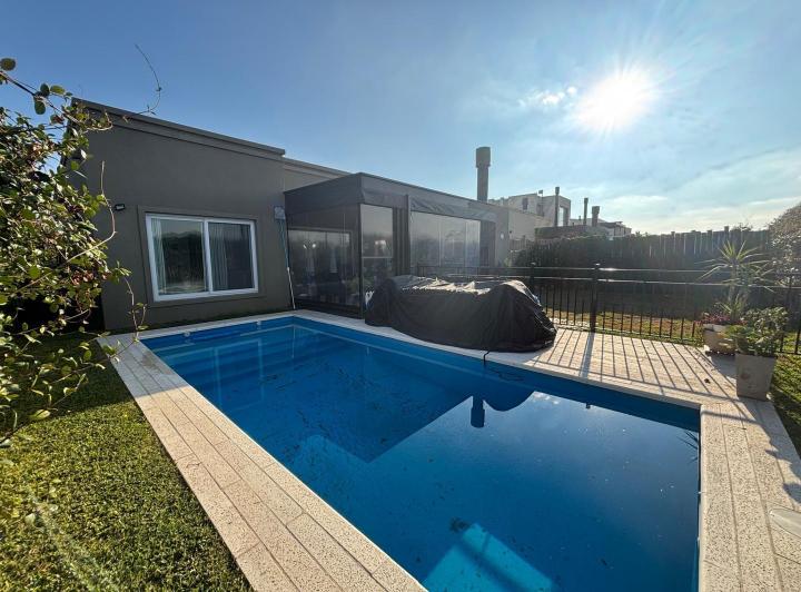 Casa · 137m² · 4 Ambientes · 2 Cocheras