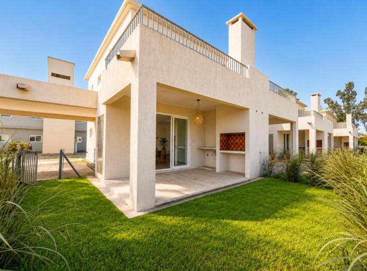 Casa · 80m² · 3 Ambientes · 2 Cocheras
