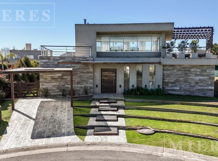 Casa · 290m² · 4 Ambientes · 2 Cocheras