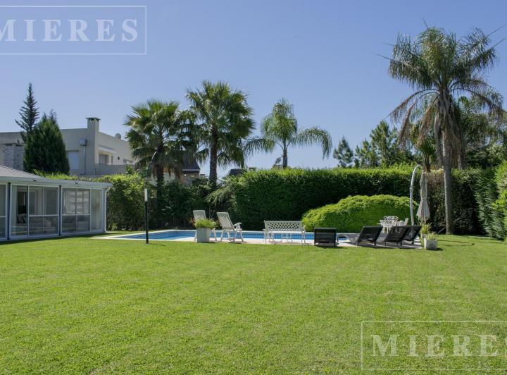 Casa · 290m² · 6 Ambientes · 2 Cocheras