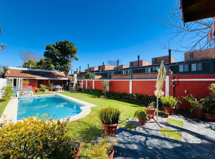 Casa · 290m² · 5 Ambientes · 2 Cocheras