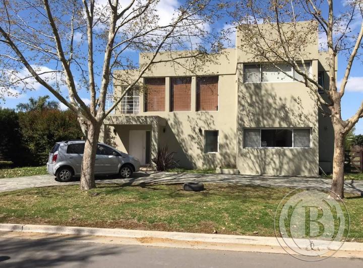 Casa · 205m² · 4 Ambientes · 2 Cocheras