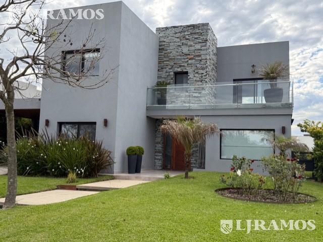 Casa · 260m² · 5 Ambientes · 1 Cochera