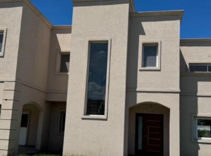 Casa · 189m² · 5 Ambientes · 2 Cocheras