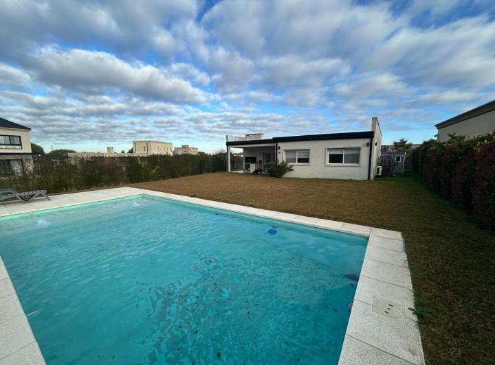 Casa · 111m² · 4 Ambientes · 3 Cocheras