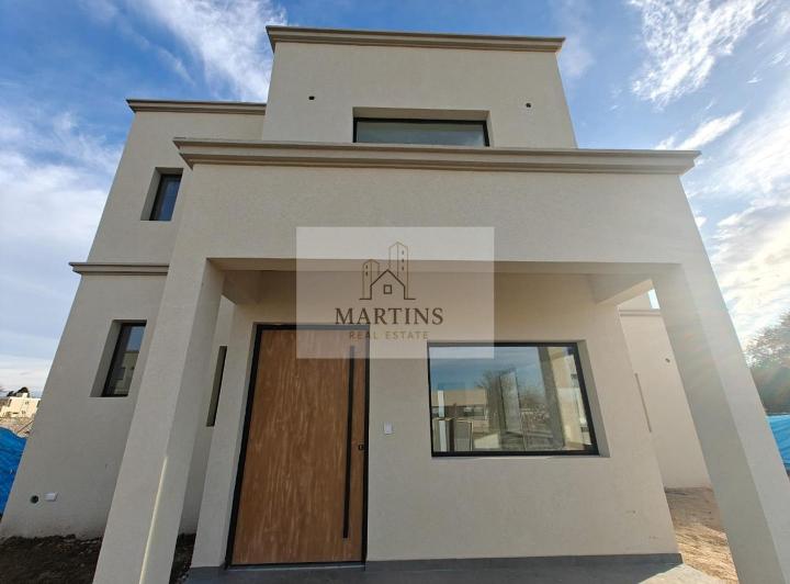 Casa · 127m² · 4 Ambientes · 2 Cocheras